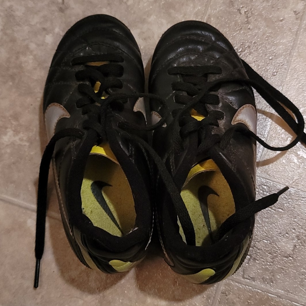 Nike toddler soccer shoes 11c